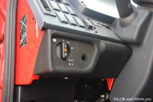 奔驰 Unimog系列 218马力 4X4 越野卡车(型号U4000)驾驶室图（15/41）