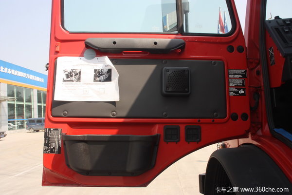 奔驰 Unimog系列 218马力 4X4 越野卡车(型号U4000)驾驶室图