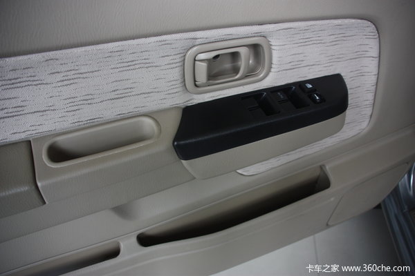 2011款郑州日产 东风锐骐 豪华型 3.0L柴油 双排皮卡驾驶室图（13/18）