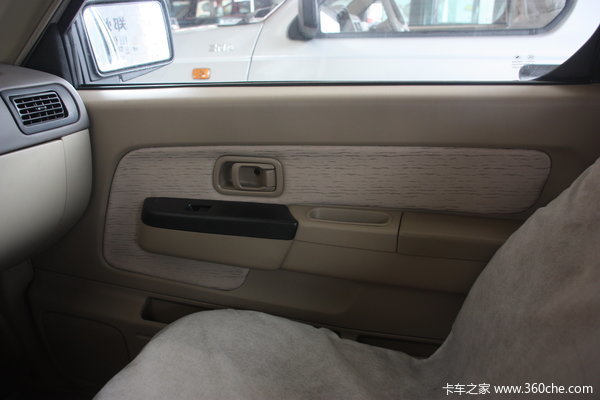 2011款郑州日产 东风锐骐 豪华型 3.0L柴油 双排皮卡驾驶室图（10/18）