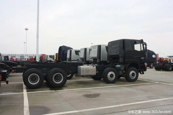 红岩 杰狮重卡 380马力 8X4 自卸车(底盘)(CQ3314HTG366)外观图（4/19）