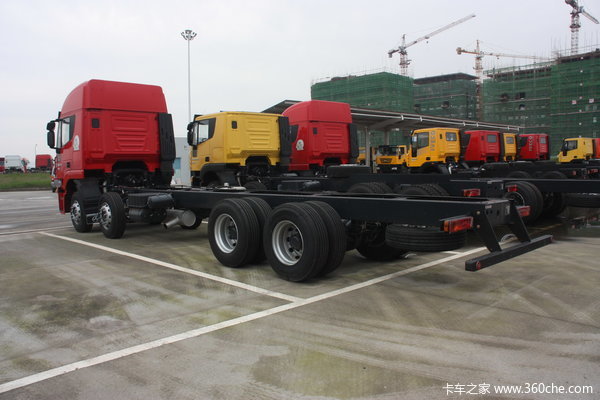 红岩 杰狮重卡 290马力 8X4 载货车(专用车底盘)(CQ5134XXYHMG466VP)外观图（4/15）