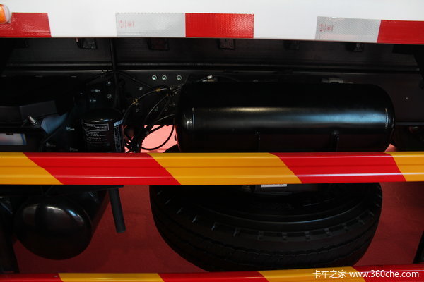 广汽日野 700系列重卡 350马力 8X4 厢式载货车(YC5310XXYFY2PY)底盘图（8/18）