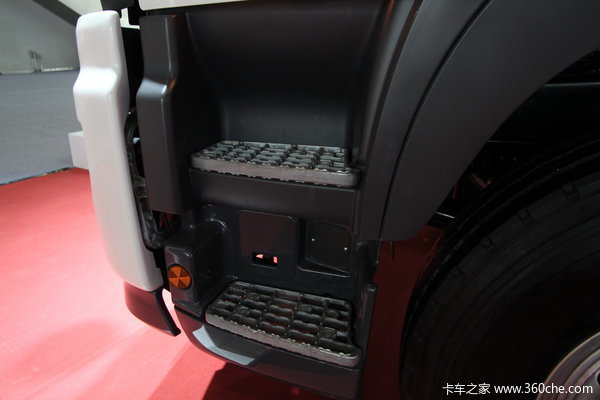 广汽日野 700系列重卡 350马力 8X4 厢式载货车(YC5310XXYFY2PY)底盘图（4/18）