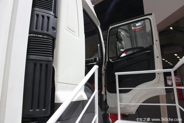 广汽日野 700系列重卡 350马力 8X4 厢式载货车(YC5310XXYFY2PY)驾驶室图（1/16）
