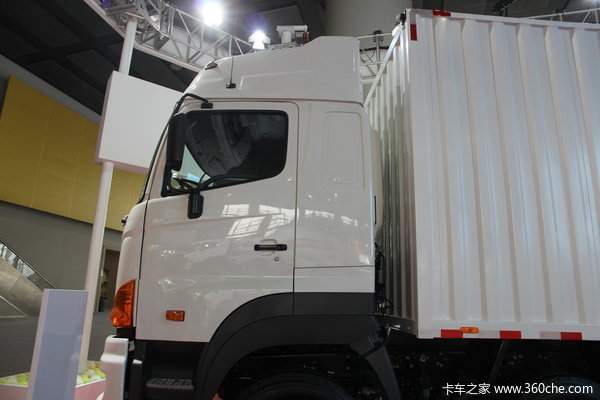 广汽日野 700系列重卡 350马力 8X4 厢式载货车(YC5310XXYFY2PY)外观图（16/19）