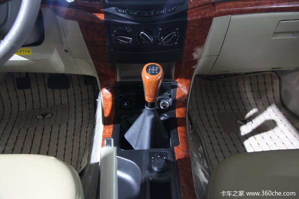 福田 萨普V 征服者 巨无霸 2.8L柴油 四驱 双排皮卡驾驶室图（7/25）