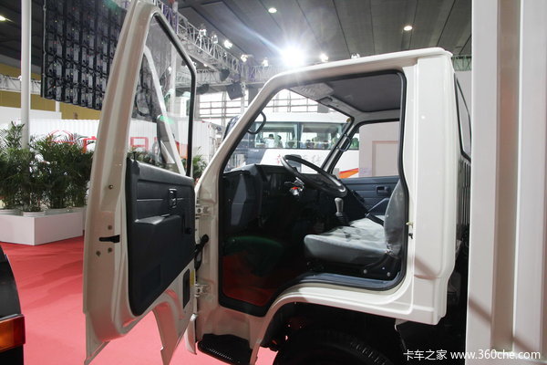 广汽日野 320D系列 103马力 4X2 4.33米单排厢式载货车(YC1045C3)驾驶室图