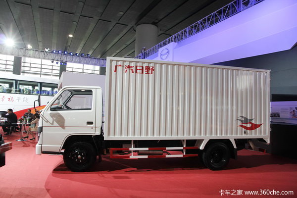 广汽日野 320D系列 103马力 4X2 4.33米单排厢式载货车(YC1045C3)外观图（3/7）