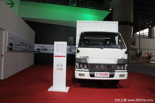 广汽日野 320D系列 103马力 4X2 4.33米单排厢式载货车(YC1045C3)外观图（2/7）