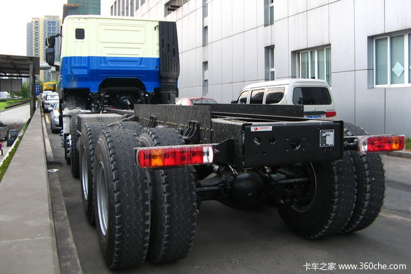 红岩 杰狮重卡 340马力 8X4 自卸车(底盘)(CQ3314HTG306)外观图（4/10）