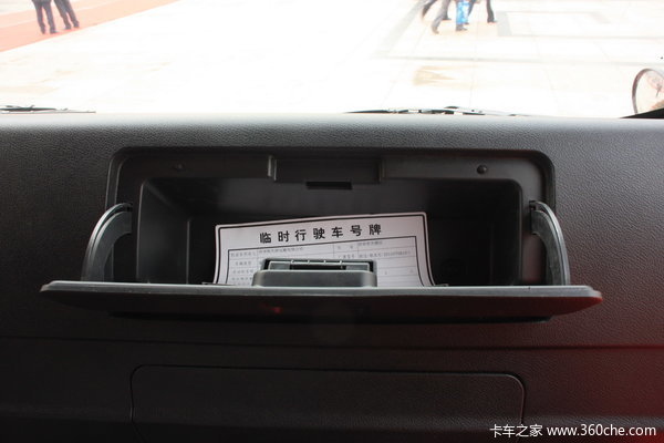 中国重汽 HOWO中卡 140马力 4X2 翼开启厢式载货车(ZZ5167XXYG3815C1)驾驶室图（27/31）