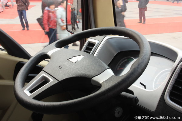 中国重汽 HOWO中卡 140马力 4X2 翼开启厢式载货车(ZZ5167XXYG3815C1)驾驶室图（25/31）