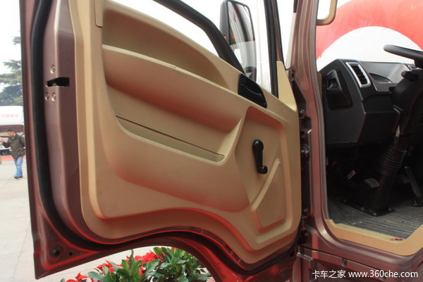中国重汽 HOWO中卡 140马力 4X2 翼开启厢式载货车(ZZ5167XXYG3815C1)驾驶室图（15/31）