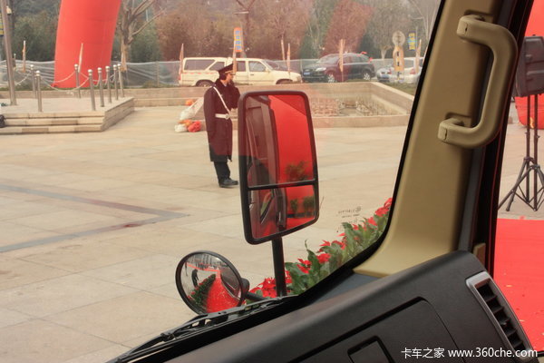 中国重汽 HOWO中卡 140马力 4X2 翼开启厢式载货车(ZZ5167XXYG3815C1)驾驶室图（14/31）