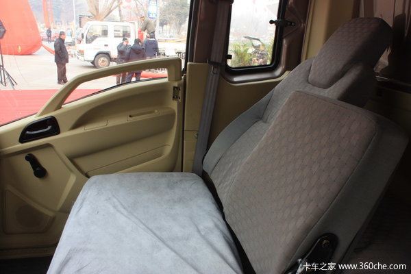 中国重汽 HOWO中卡 140马力 4X2 翼开启厢式载货车(ZZ5167XXYG3815C1)驾驶室图（6/31）