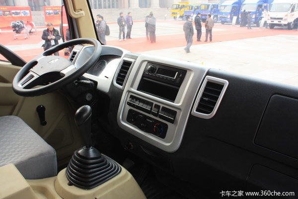 中国重汽 HOWO中卡 140马力 4X2 翼开启厢式载货车(ZZ5167XXYG3815C1)驾驶室图（4/31）