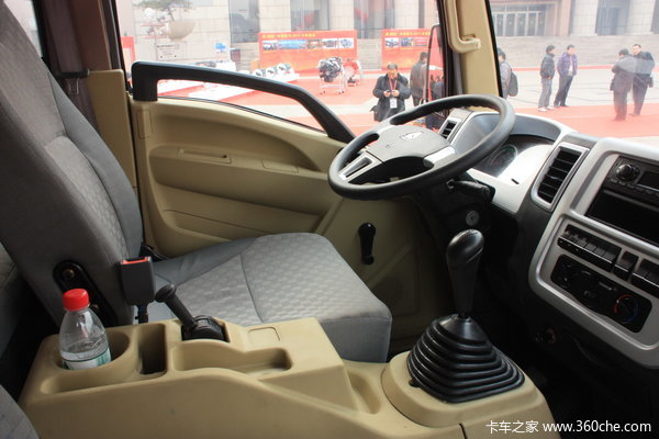 中国重汽 HOWO中卡 140马力 4X2 翼开启厢式载货车(ZZ5167XXYG3815C1)驾驶室图（2/31）