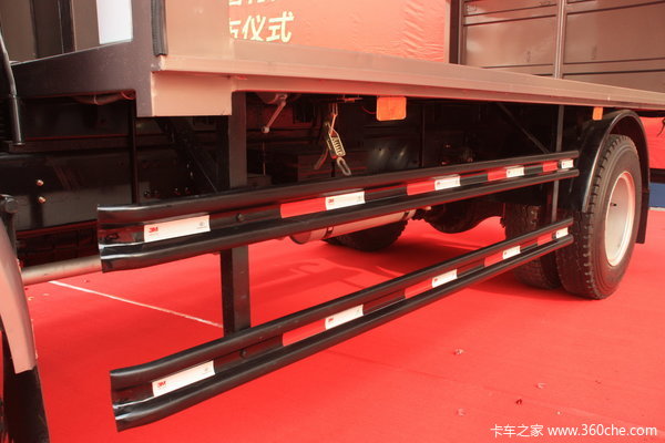 中国重汽 HOWO中卡 140马力 4X2 翼开启厢式载货车(ZZ5167XXYG3815C1)底盘图
