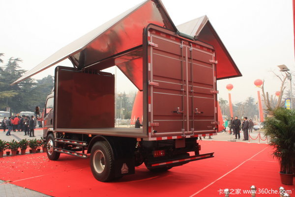 中国重汽 HOWO中卡 140马力 4X2 翼开启厢式载货车(ZZ5167XXYG3815C1)外观图（10/25）