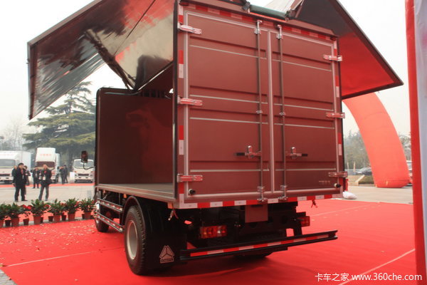 中国重汽 HOWO中卡 140马力 4X2 翼开启厢式载货车(ZZ5167XXYG3815C1)外观图（9/25）