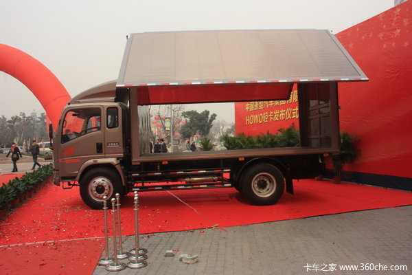 中国重汽 HOWO中卡 140马力 4X2 翼开启厢式载货车(ZZ5167XXYG3815C1)外观图（5/25）