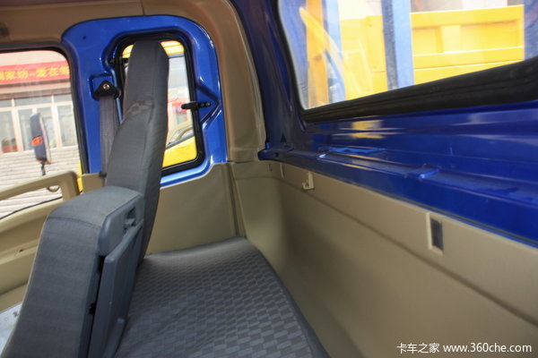 中国重汽 HOWO 悍将 102马力 4X2 4.85米排半栏板载货车(ZZ1077D3815B171)驾驶室图（7/13）