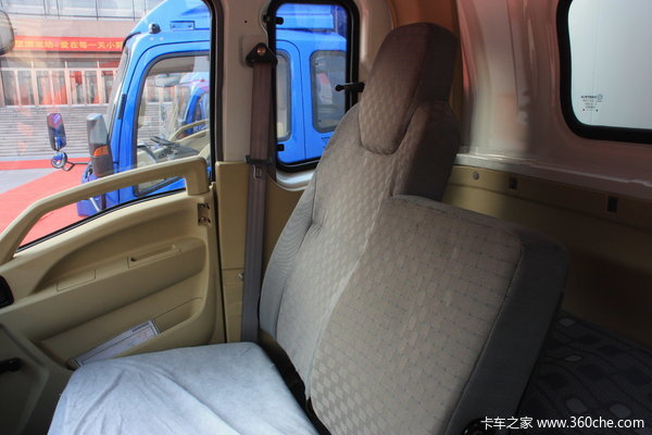 中国重汽 HOWO中卡 160马力 4X2 厢式载货车(ZZ5167XXYG5615C1)驾驶室图（16/24）