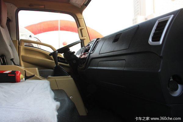 中国重汽 HOWO中卡 160马力 4X2 厢式载货车(ZZ5167XXYG5615C1)驾驶室图（13/24）