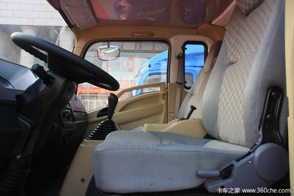 中国重汽 HOWO中卡 160马力 4X2 厢式载货车(ZZ5167XXYG5615C1)驾驶室图（9/24）