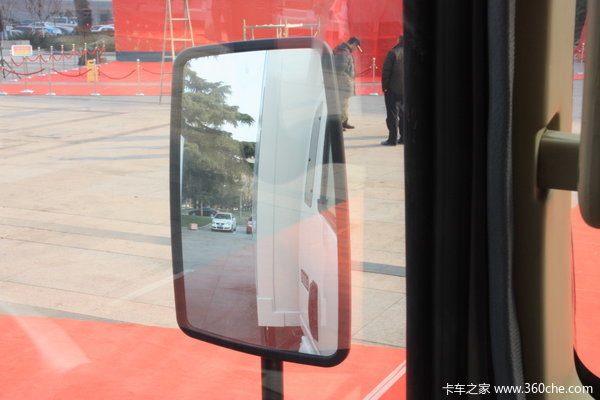 中国重汽 HOWO中卡 160马力 4X2 厢式载货车(ZZ5167XXYG5615C1)外观图（27/28）