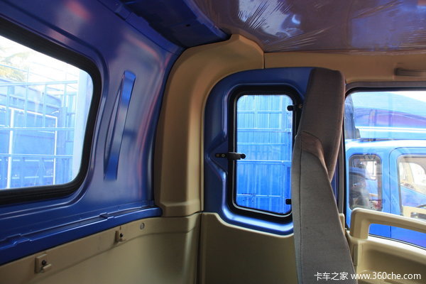 中国重汽 HOWO中卡 140马力 4X2 栏板载货车(ZZ1167G5215C1)驾驶室图（4/13）