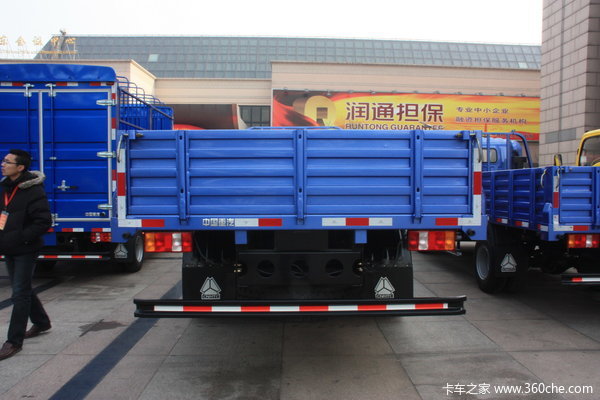 中国重汽 HOWO中卡 140马力 4X2 栏板载货车(ZZ1167G5215C1)外观图（6/19）