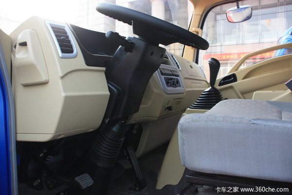 中国重汽 HOWO中卡 140马力 4X2 厢式载货车(ZZ5167CPYG4715C1)驾驶室图（18/18）