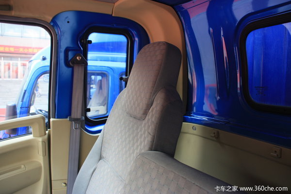 中国重汽 HOWO中卡 140马力 4X2 厢式载货车(ZZ5167CPYG4715C1)驾驶室图（8/18）