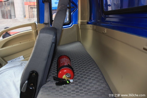 中国重汽 HOWO中卡 140马力 4X2 厢式载货车(ZZ5167CPYG4715C1)驾驶室图（7/18）