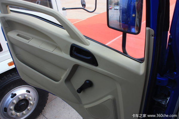 中国重汽 HOWO中卡 140马力 4X2 厢式载货车(ZZ5167CPYG4715C1)驾驶室图（3/18）