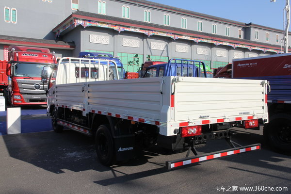 福田 欧马可3系 154马力 4X2 5.15米单排栏板载货车(BJ1059VBJEA)外观图（5/35）