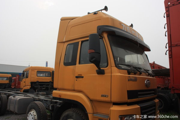 力帆 欧式战龙 V9重卡 290马力 8X4 载货车(底盘)外观图（2/4）