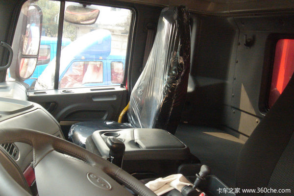 江淮 格尔发K3系列重卡 270马力 8X4 厢式载货车(HFC5314XXYK1R1LT)驾驶室图（7/8）