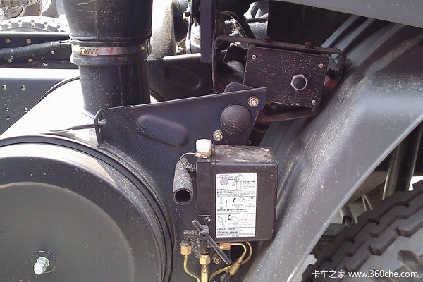 东风柳汽 霸龙重卡 260马力 8X2 栏板载货车(LZ1313PEL)底盘图（6/14）
