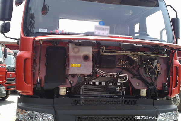 东风柳汽 霸龙重卡 260马力 8X2 栏板载货车(LZ1313PEL)外观图（2/5）
