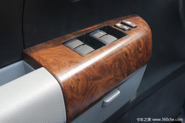 2011款丰田 坦途5700 越野改装版 5.7L汽油 四驱 双排皮卡 驾驶室图（17/21）