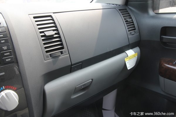 2011款丰田 坦途5700 越野改装版 5.7L汽油 四驱 双排皮卡 驾驶室图（15/21）