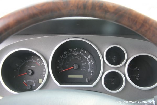 2011款丰田 坦途5700 越野改装版 5.7L汽油 四驱 双排皮卡 驾驶室图（8/21）