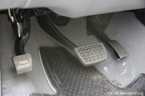 2011款丰田 坦途5700 越野改装版 5.7L汽油 四驱 双排皮卡 驾驶室图（1/21）