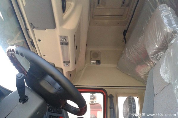 东风柳汽 霸龙507重卡 310马力 8X4 栏板载货车(LZ1244PEL)驾驶室图（5/8）