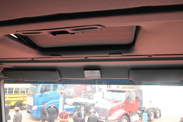 红岩 新金刚重卡 340马力 8X4 自卸车(上菲红)(CQ3314HTG366)驾驶室图（9/33）