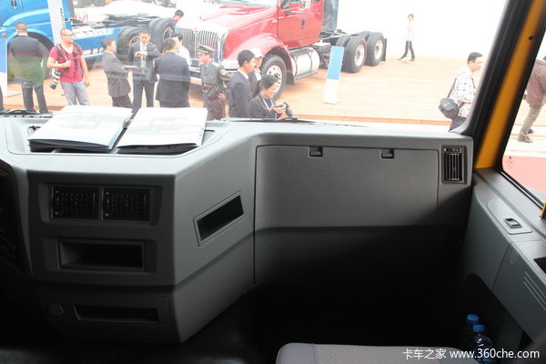红岩 新金刚重卡 340马力 8X4 自卸车(上菲红)(CQ3314HTG366)驾驶室图（8/33）