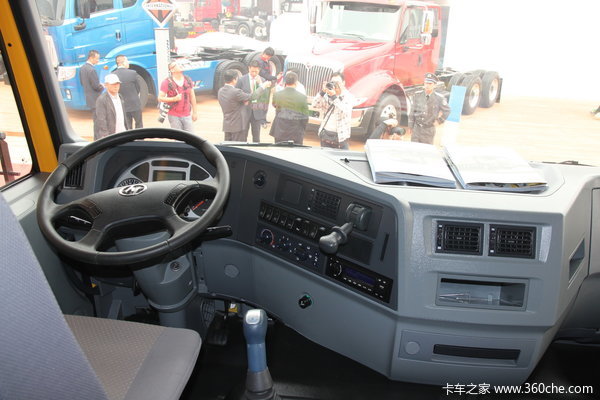 红岩 新金刚重卡 340马力 8X4 自卸车(上菲红)(CQ3314HTG366)驾驶室图（7/33）